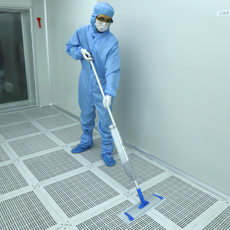 Why is the clean room mop effective in reducing dust diffusion?