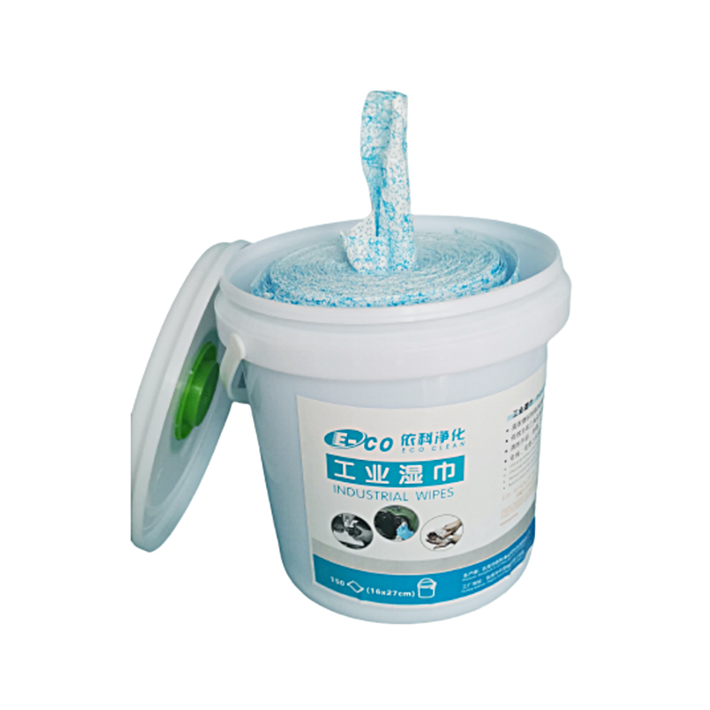 How does the fiber type of cleanroom wipes affect their cleaning efficiency and wear resistance?