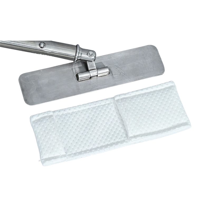 How do microfiber cloths improve the cleaning efficiency of cleanroom mops and reduce the risk of secondary contamination?